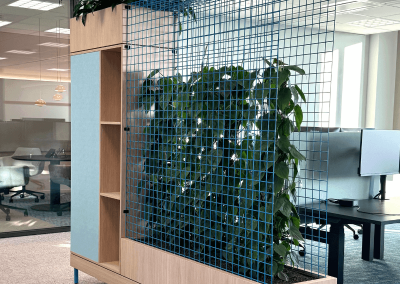 werkplekafscheiding-planten-op-kantoor