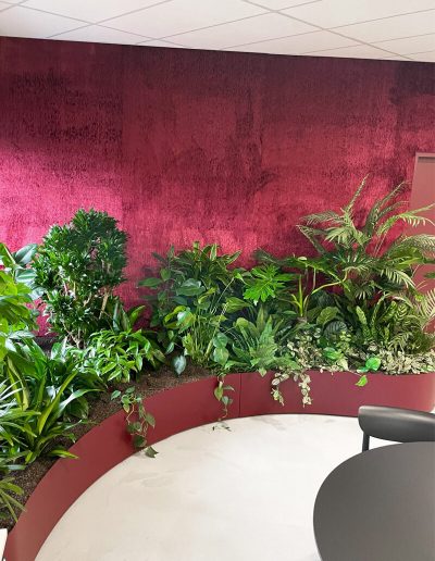 Combinatie tussen kunstbeplanting en echte planten