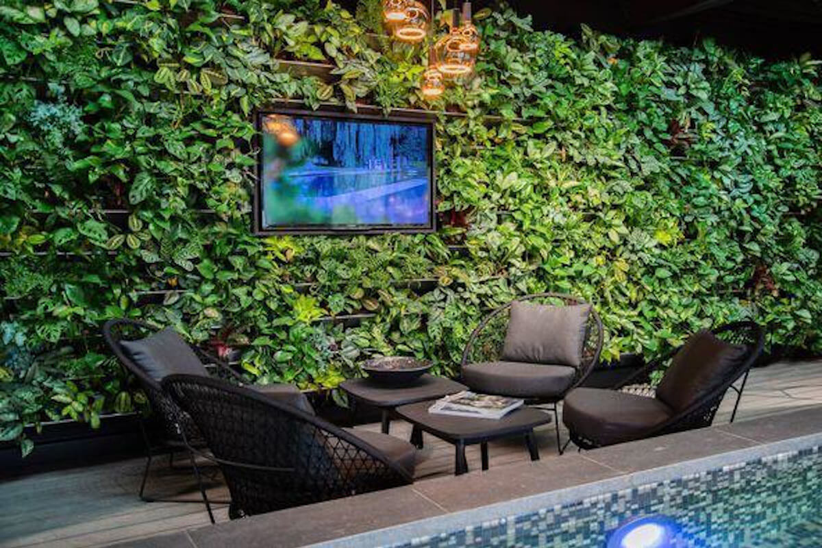 groene-wand-met-tv-ingebouwd groene-wand-met-tv-ingebouwd