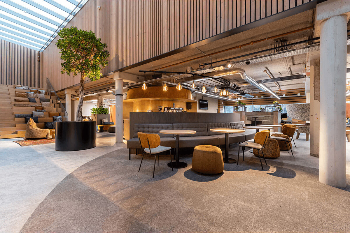 kantoorruimte-met-grote-boom Biophilic design in grote ruimte