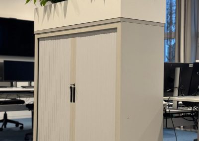 Interieurbeplanting_gemeente_maatwerk_kast_met_planten