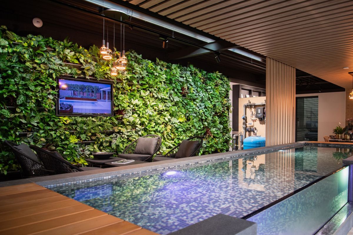 Interieurbeplanting in een moderne showroom met groene wand