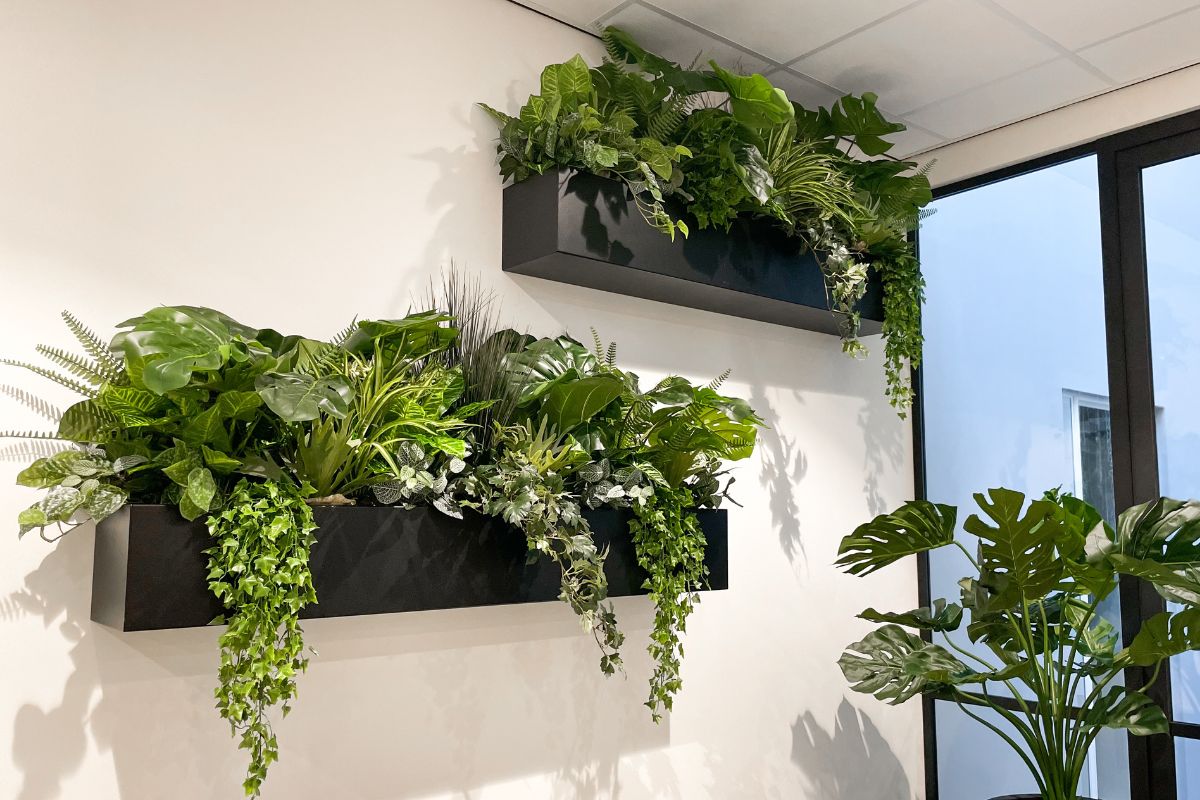 Interieurbeplanting met kunstplanten in kantooromgeving