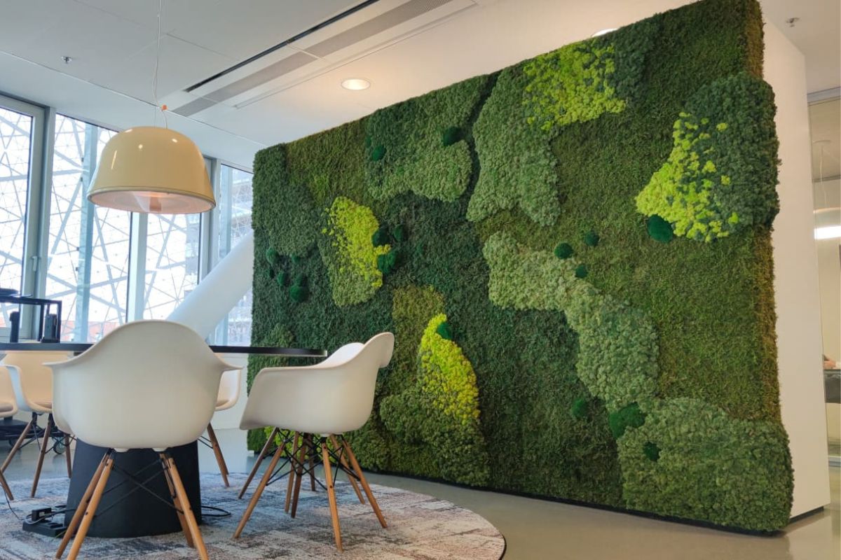 Interieurbeplanting met een moswand in kantooromgeving